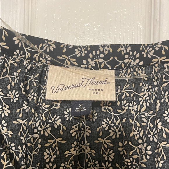 Universal Thread Black White Beige Floral Button Down Blouse - Picture 5 of 6